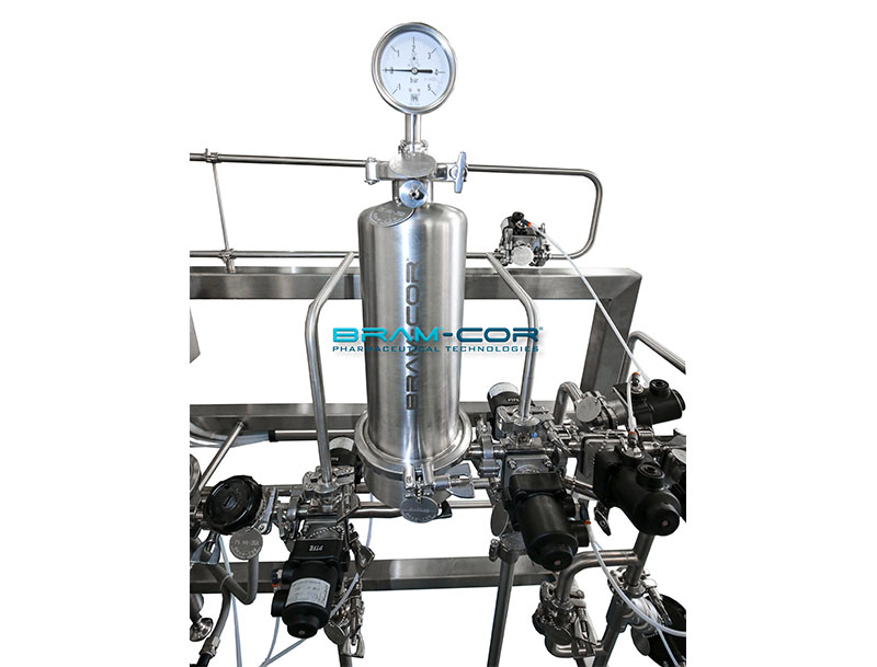 Filter housing with pressure gauge in a filtration group